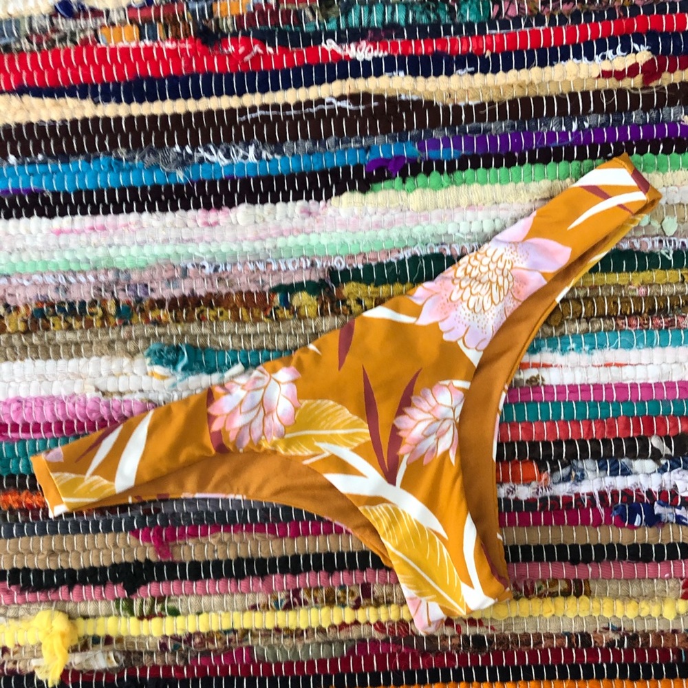 NWOT Women’s Billabong bikini bottoms